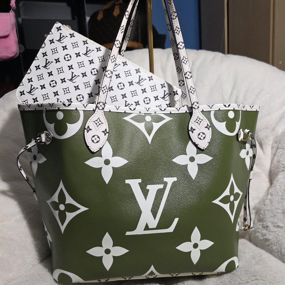 LOUIS VUITTON Neverfull MM Monogram Shoulder Bag With Pouch